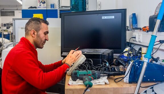 Ein Mann repariert Elektrogeräte