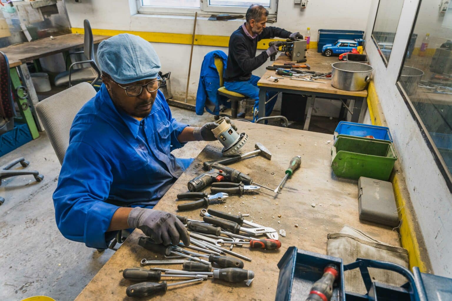 Männer arbeiten in einer Werkstatt